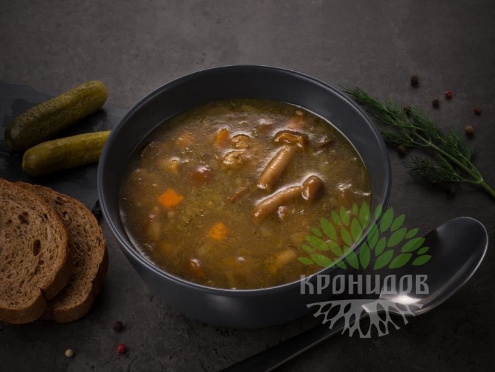 Крестьянский суп с грибами в тарелке